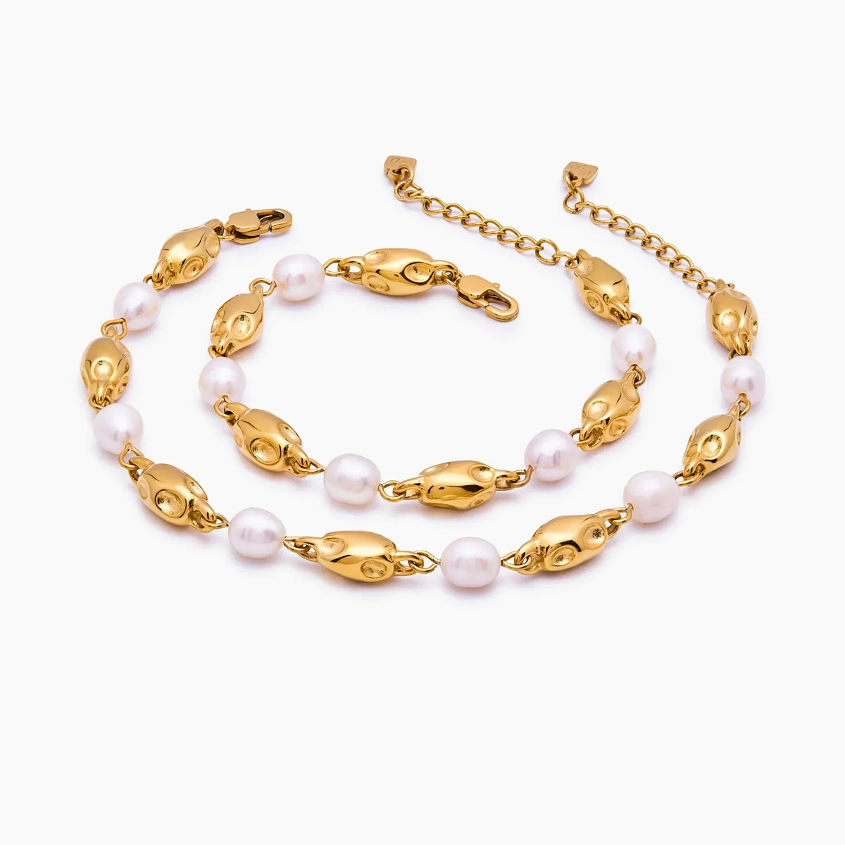 Pulseira de Pérolas de Água Doce com Detalhes Dourados