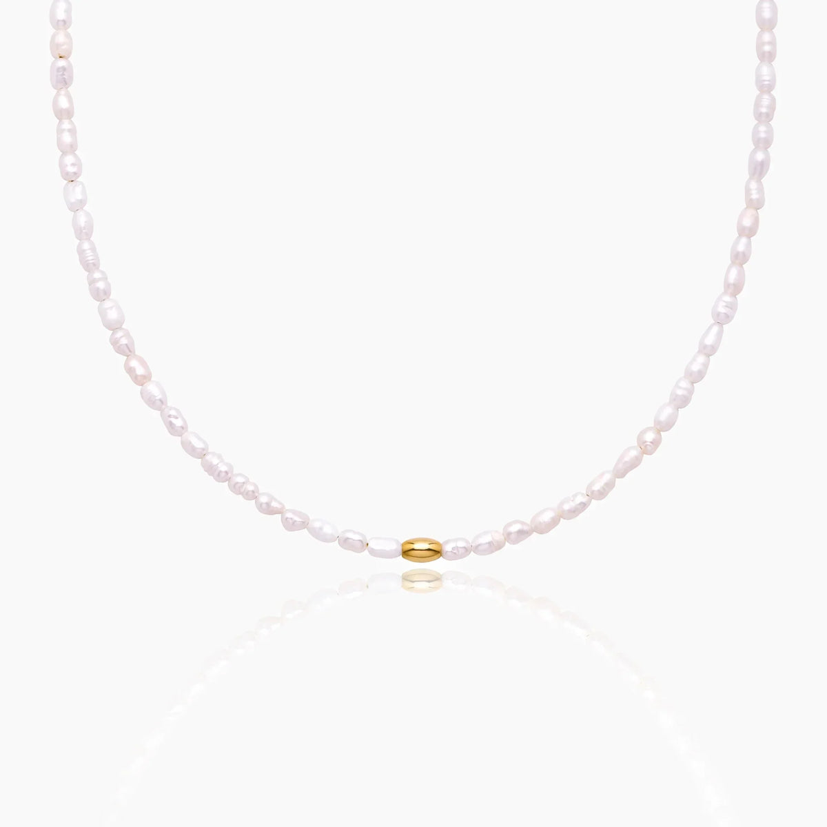 Choker de pequenas pérolas irregulares com detalhe oval dourado central